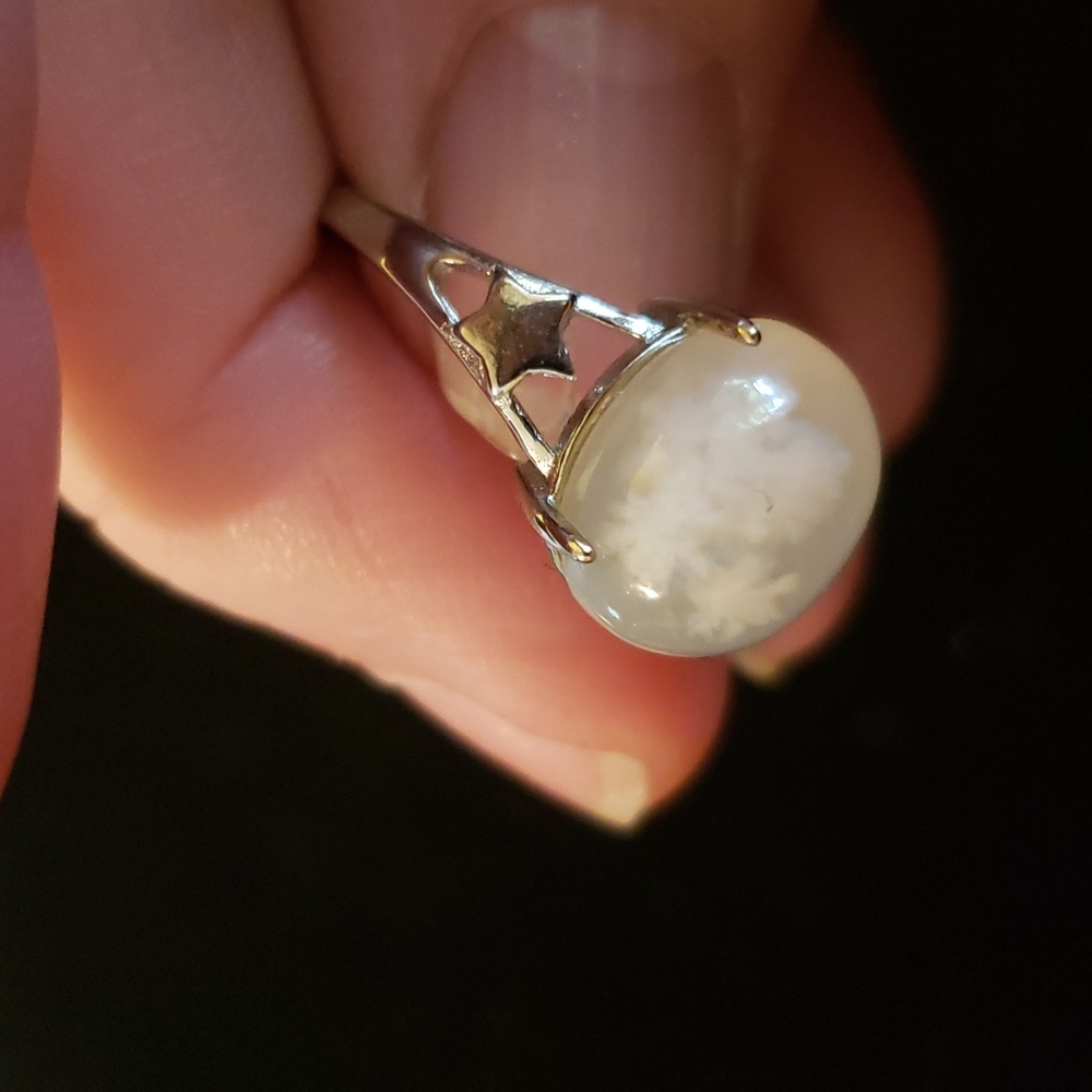 Star ring with unique stone‎